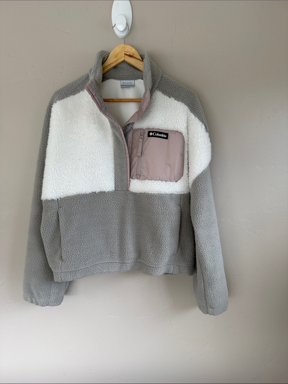 Columbia Gray & White Sherpa Pullover with Mauve Chest Pocket